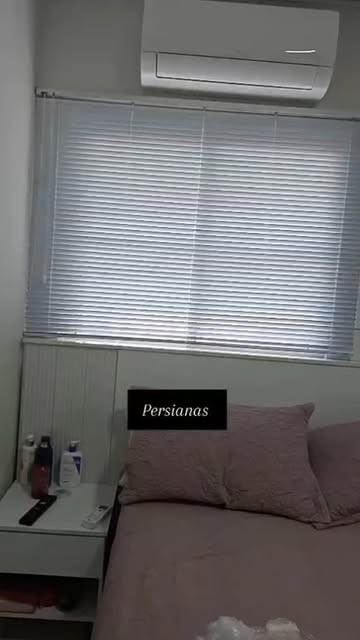 Persiana horizontal em quarto, instalada pela Cortinas Nordeste