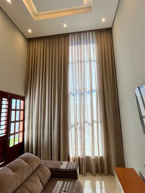 Cortina de tecido em sala de estar com pé-direito alto, Cortinas Nordeste